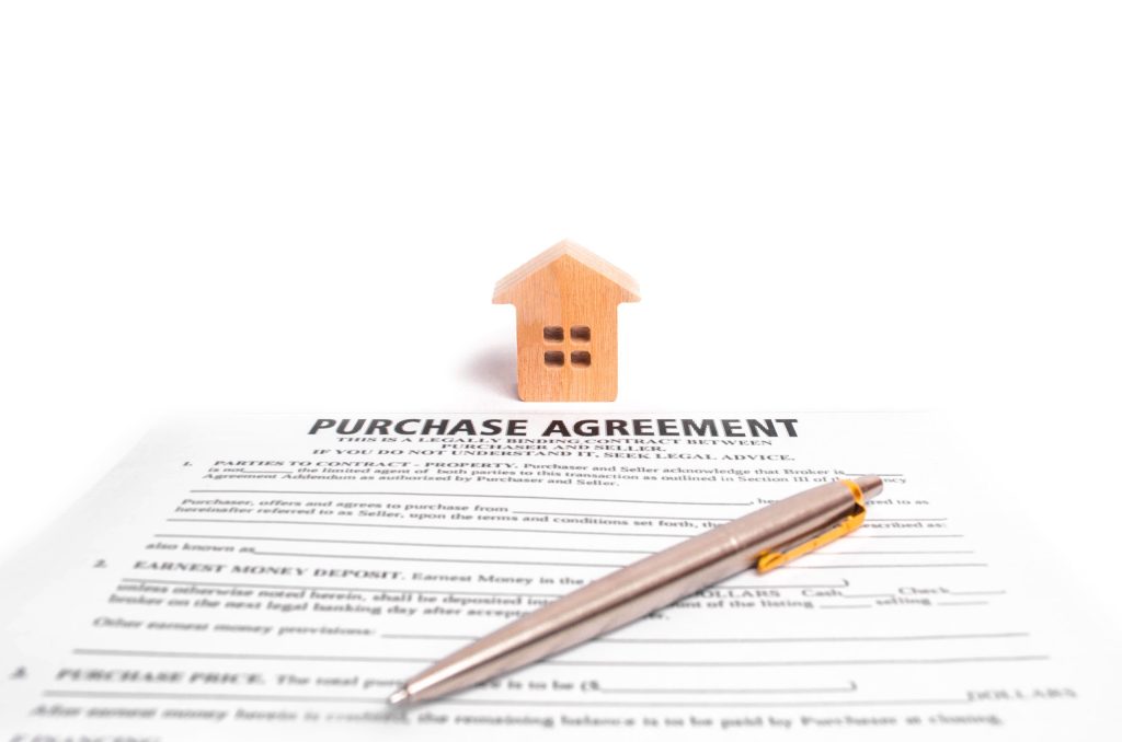 Difference Between a Lease Purchase and a Bond for Deed